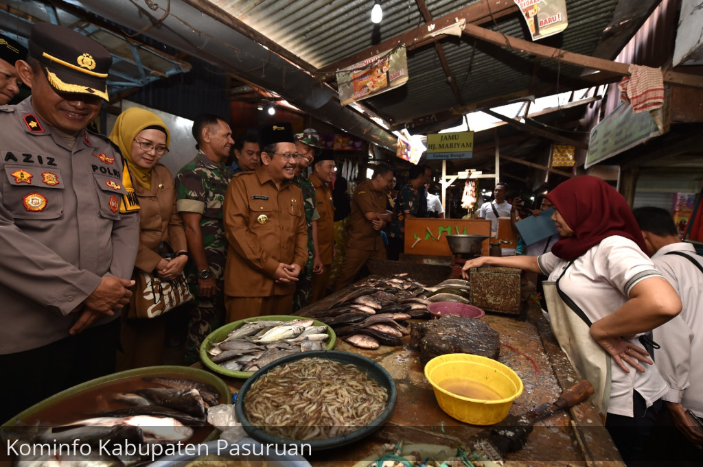 Tinjau 2 Pasar. Pj Bupati Andriyanto Tegaskan Stok Bahan Pokok Hingga Lebaran, Sangat Aman