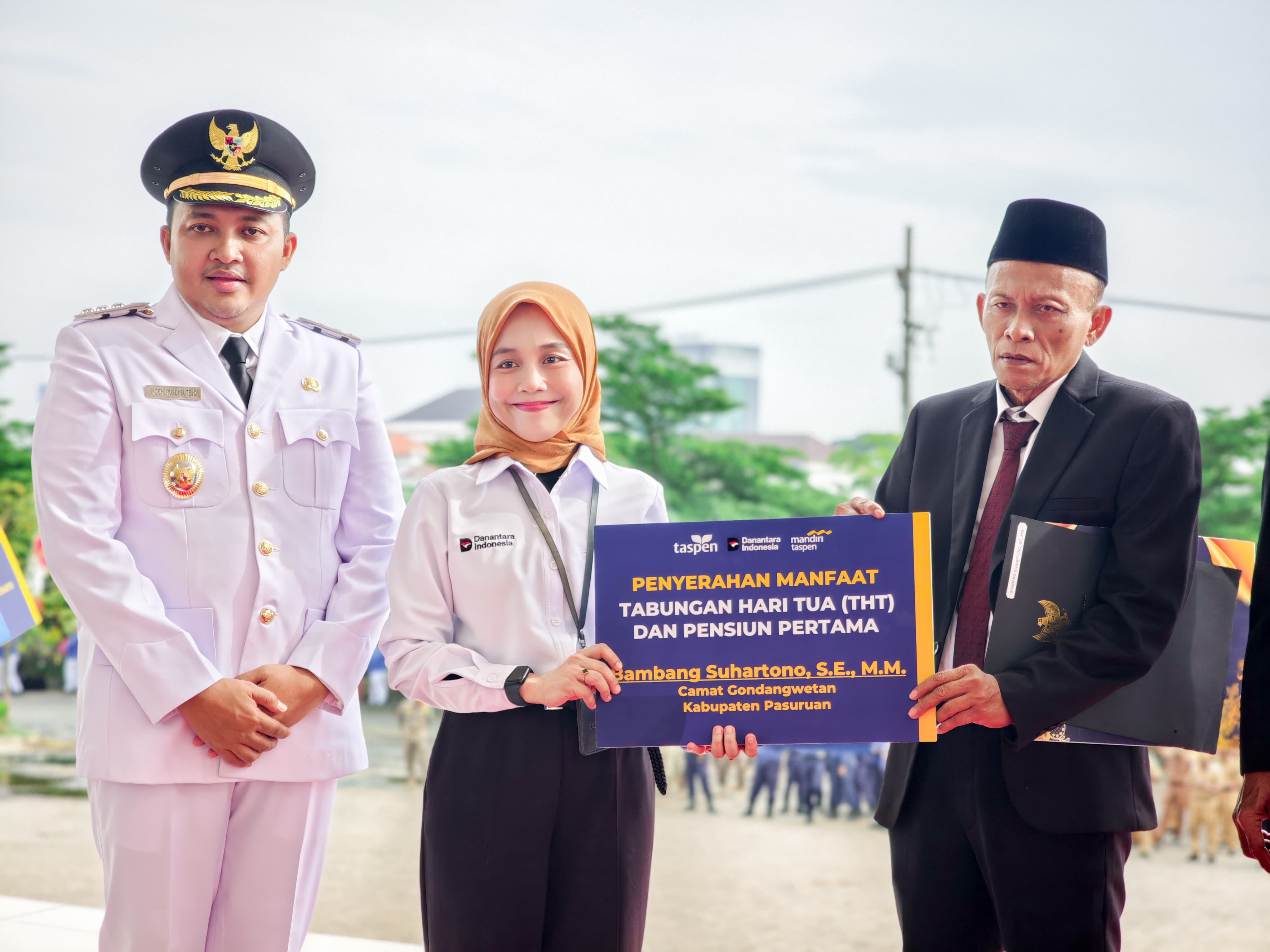 Sampul untuk Penyerahan Manfaat Tabungan Hari Tua dan Pensiun Pertama oleh Bupati Pasuruan