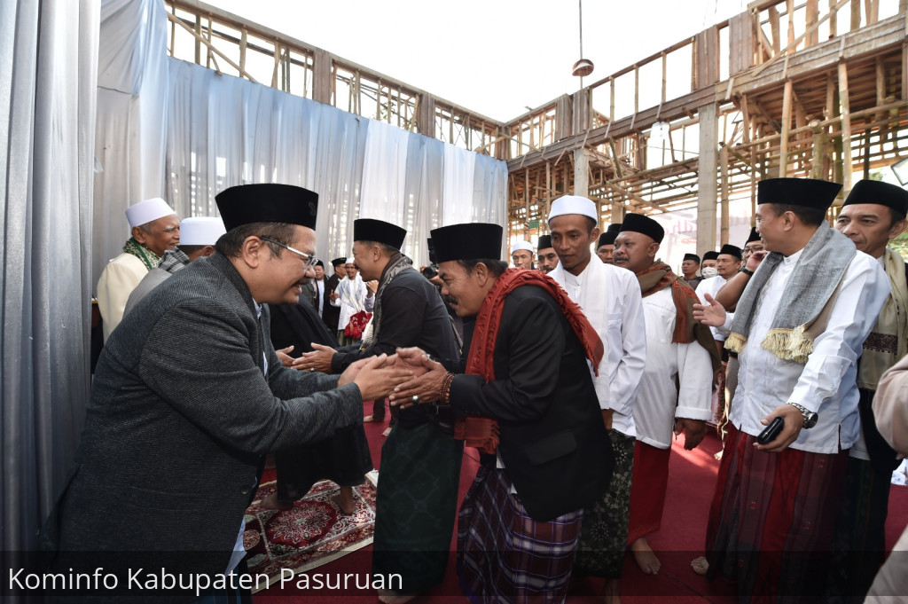 Gotong Royong Bangun Masjid, Pj Bupati Andriyanto Sholat Ied di Tutur