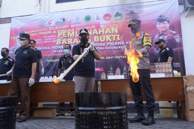 Plh. Bupati Apresiasi Pemusnahan Barang Bukti Hasil Penyidikan Polres, Polresta dan Bea Cukai Pasuruan