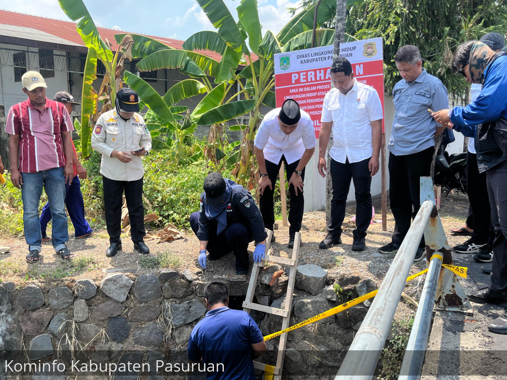 DLH Kabupaten Pasuruan Tutup Saluran Pembuangan 2 Perusahaan di Pandaan