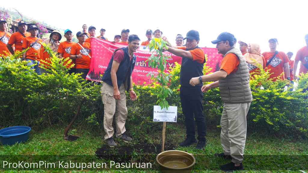 Peringatan Hari Bakti PU Ke-79, Pj. Bupati Pasuruan Ajak Masyarakat Gemar Sedekah Oksigen Dengan Banyak Menanam Pohon