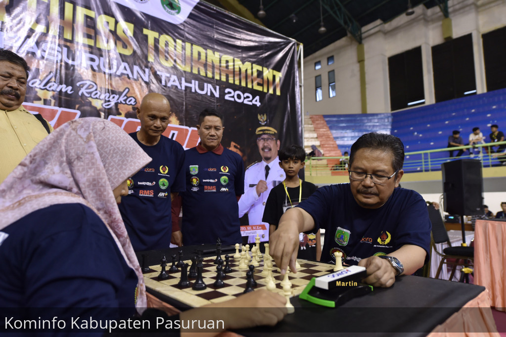 Pj. Bupati Pasuruan Andriyanto Unjuk Kebolehan Bermain Catur di Open Master Chess Turnament Piala Bupati Pasuruan