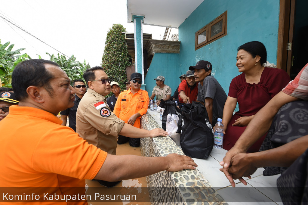 Pj Gubernur Jatim Adhy Karyono Salurkan Bantuan Korban Banjir di Kabupaten Pasuruan