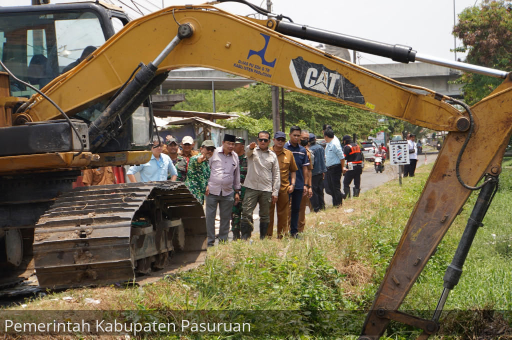 Kurangi Resiko Dampak Banjir. Pj Bupati Nurkholis Tinjau Pembersihan Sampah Sungai Patuk
