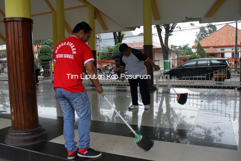 Rutan II Bangil Ajak Warga Binaan Bersih-Bersih Alun-Alun Bangil
