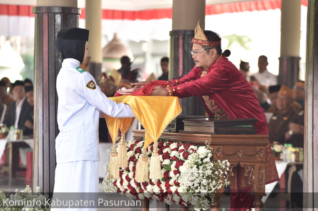 Memakai Baju Adat Palembang. Pj Bupati Andriyanto Pimpin Upacara Pengibaran Bendera Merah Putih