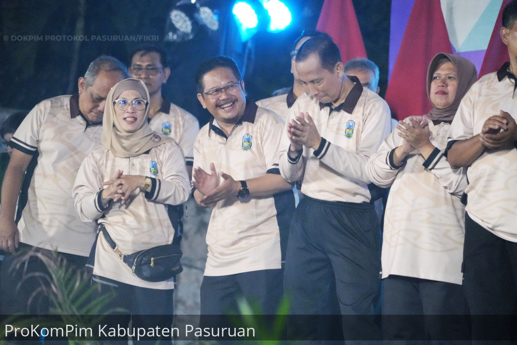 Kick Off Rangkaian Hari Jadi ke-79 Jatim, Pj. Bupati Andriyanto Semangati Pertandingan Sepak Bola Persahabatan Antara Tim Pemprov Jatim dan Tim Perwakilan Bupati/Walikota
