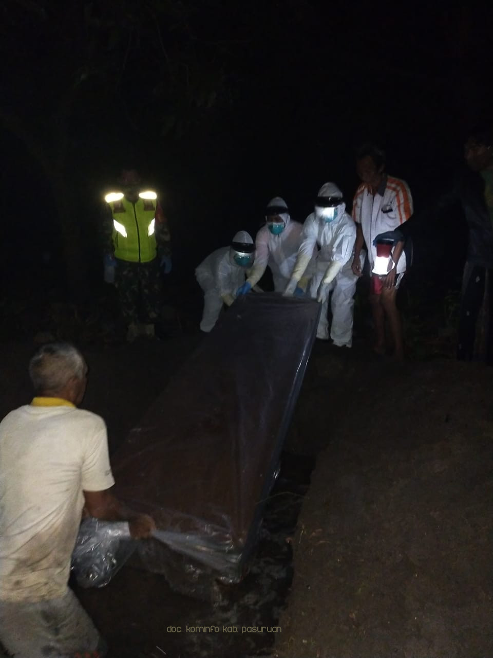 Perempuan Ditemukan Meninggal di Trotoar. Gugus Tugas Penanganan Covid-19 Perlakukan Jenazah Sesuai Protab Kesehatan