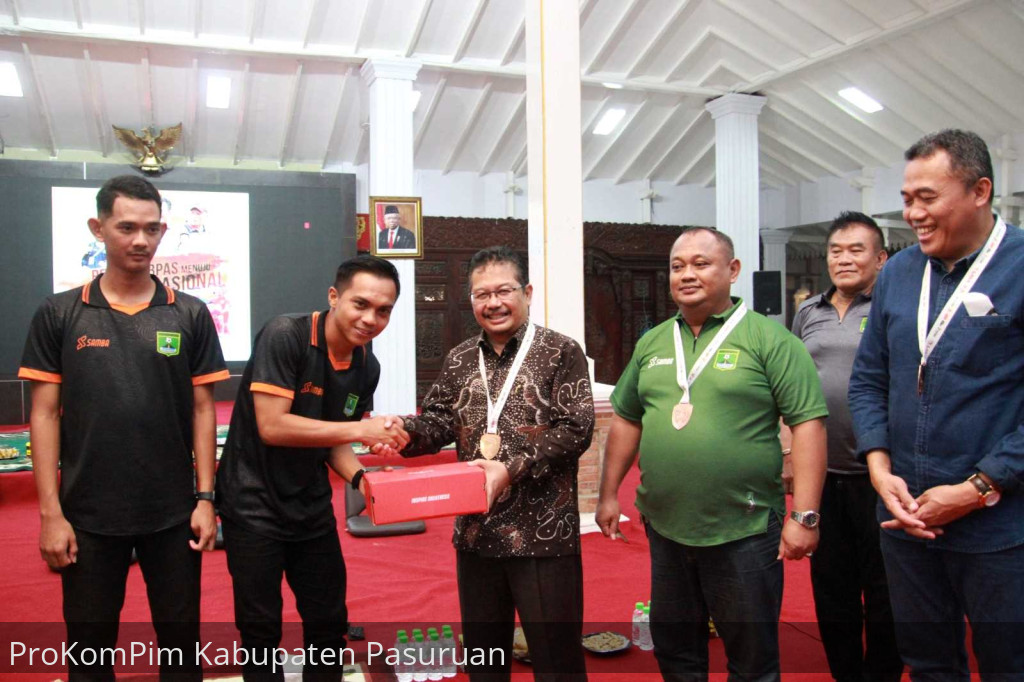 Juara 3 Liga 3 Jatim dan Lolos Liga 3 Nasional, Pj. Bupati Pasuruan Berikan Hadiah Kepada Tim Persekabpas