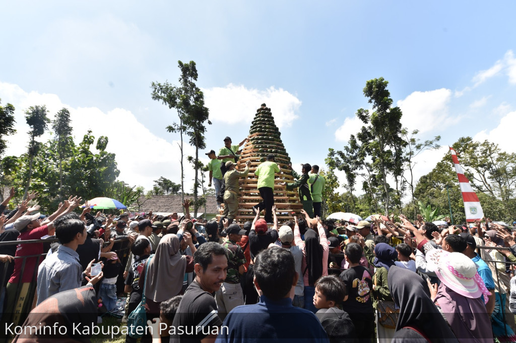 GEMA KATING di Desa Pucangsari, Kecamatan Purwodadi. Ribuan Warga Berebut Ancak 5 Ribu Buah Alpukat