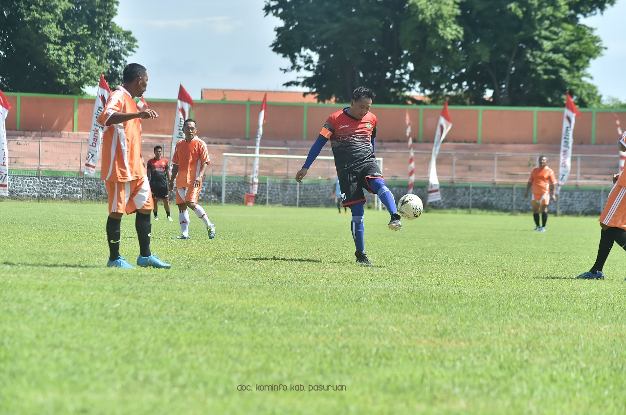 Asyiknya Menonton Sepakbola Umaro Vs Ulama Vs Wartawan