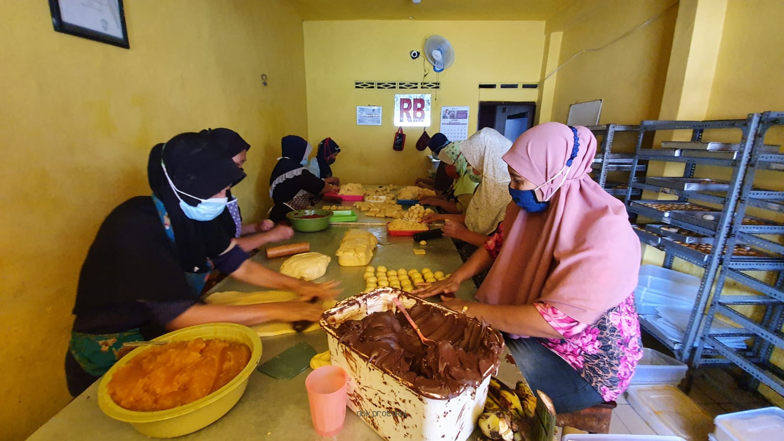 Musim Hajatan. Kampung Pia di Gempol Kebanjiran Order Melimpah 