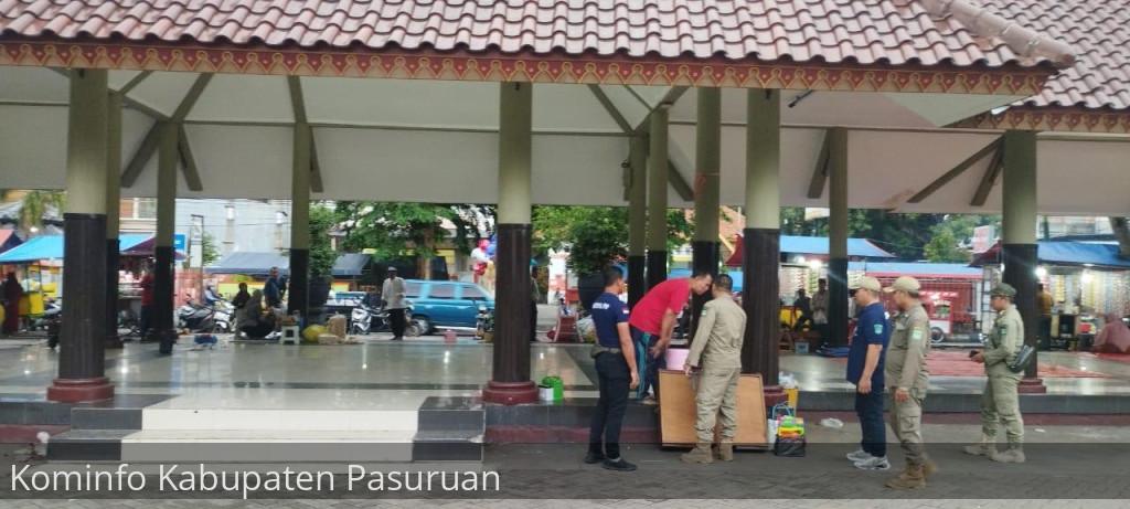 Satpol PP Tertibkan Pedagang Yang Masih Berjualan di Dalam Alun-Alun Bangil