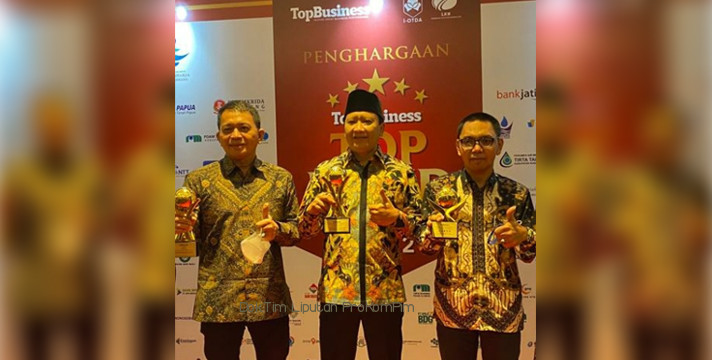 3 Kategori Sekaligus. Bupati Irsyad Yusuf Raih Top Pembina BUMD 2022