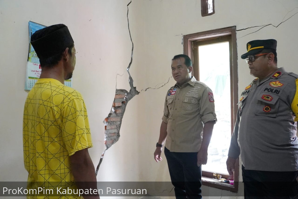 Tinjau Rumah Rusak Akibat Tanah Gerak Di Desa Cowek Kecamatan Purwodadi, Pj. Bupati Nurkholis Salurkan Bantuan Kepada Warga Terdampak