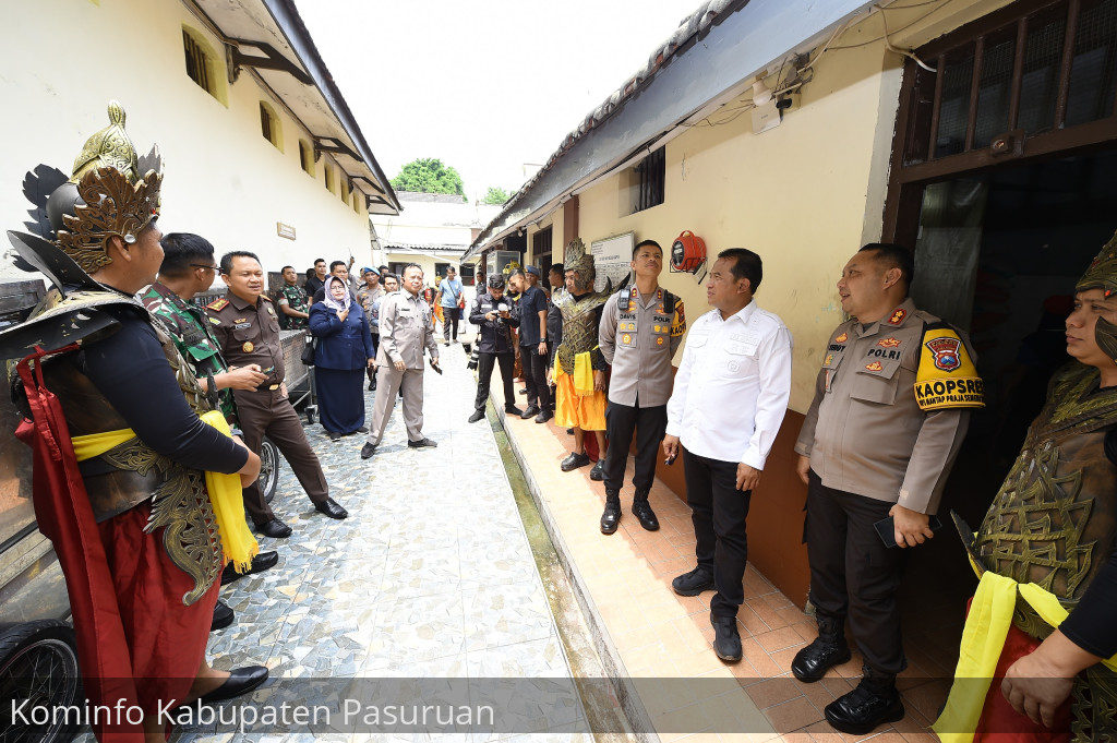 Keliling TPS. Pj Bupati Pasuruan dan Forpimda Pastikan Pilkada Serentak 2024 Lancar dan Aman