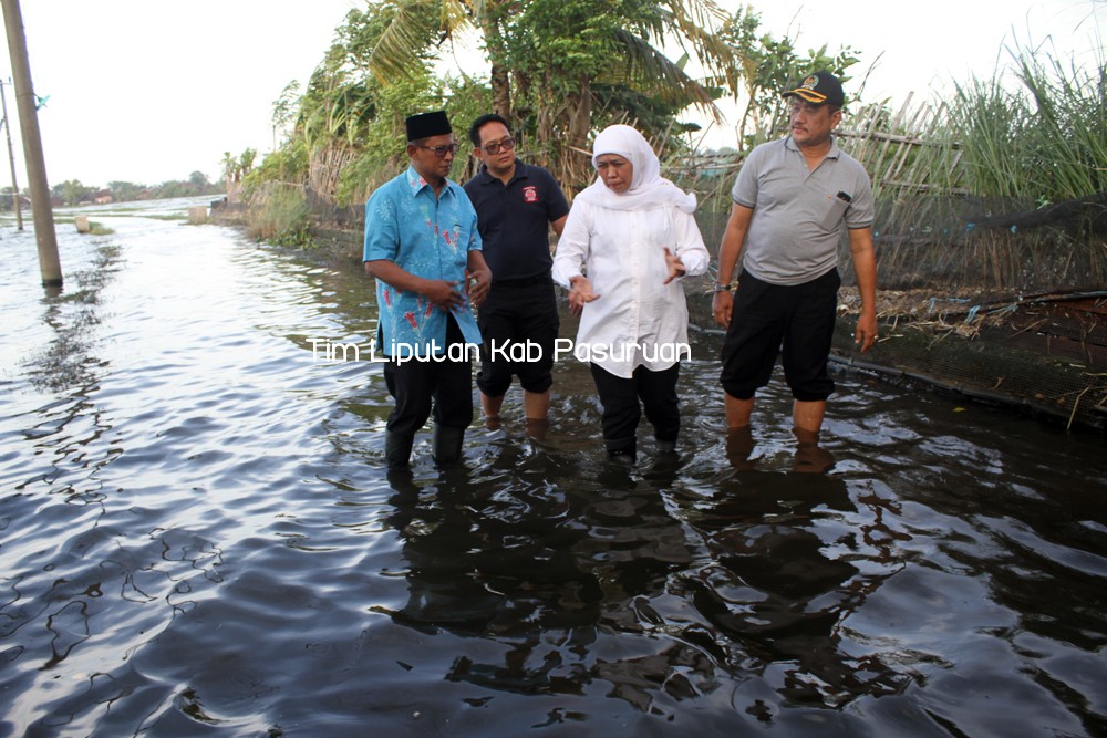 MENSOS KHOFIFAH KUNJUNGI KORBAN BANJIR BEJI