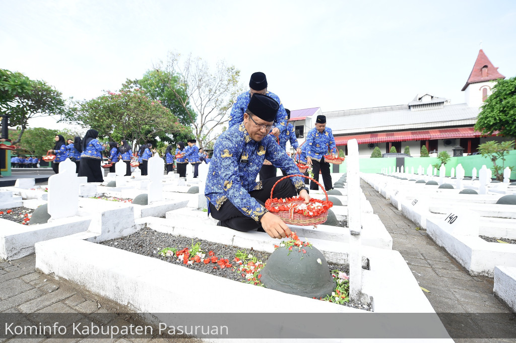 HUT KORPRI ke 53, Pemkab Pasuruan Gelar Upacara Ziarah Tabur Bunga di TMP Bangil