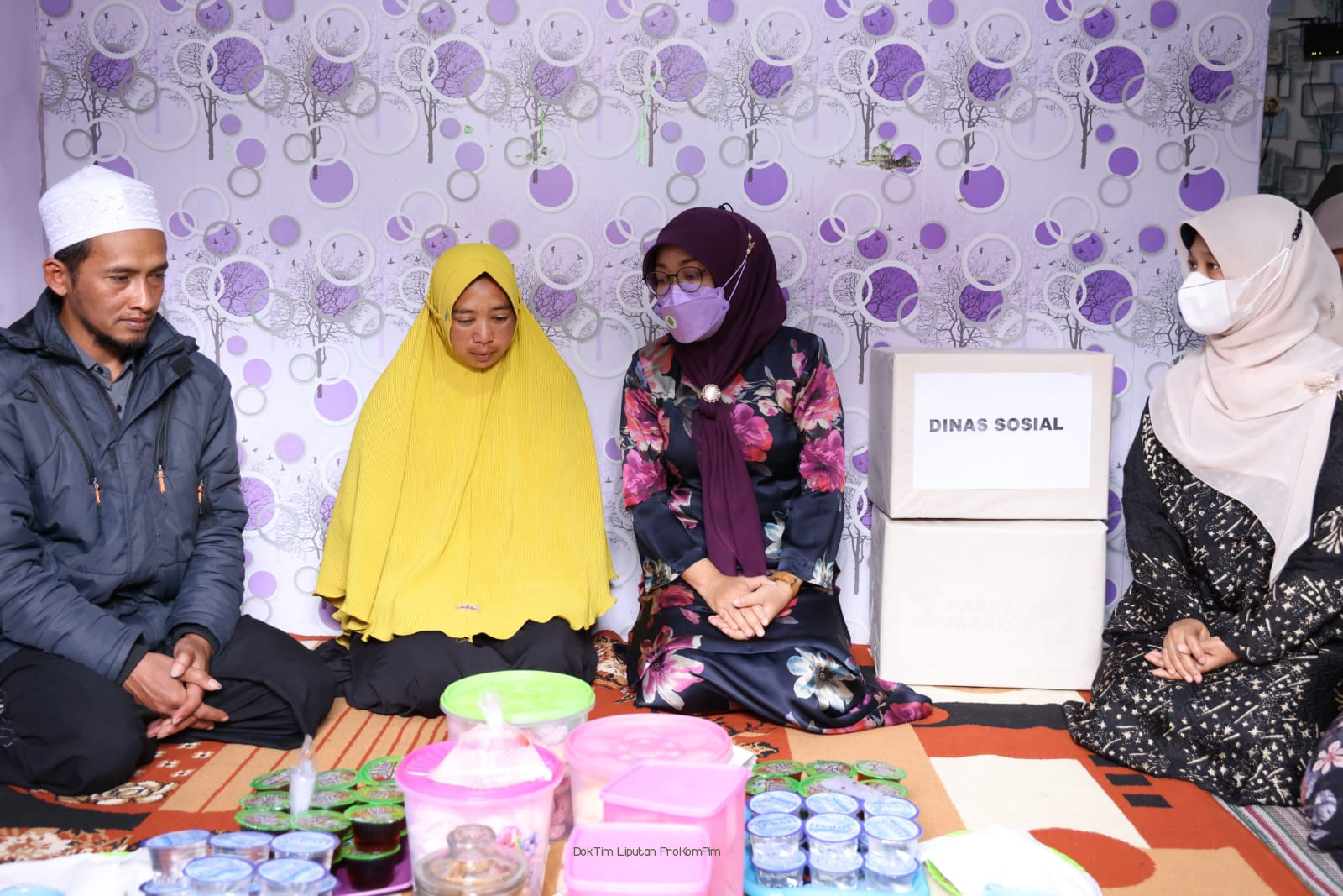 Dikunjungi Istri Bupati Pasuruan, Ibu Korban Sempat Larang Nonton Sepakbola Karena Baru Ulang Tahun 