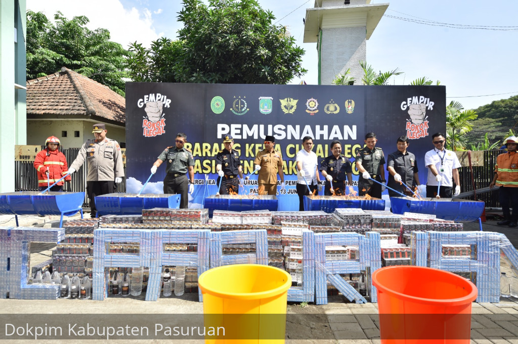 Bea Cukai dan Pemkab Pasuruan Musnahkan Jutaan Rokok Illegal, Ratusan Kg Tembakau Iris dan ribuan liter Miras