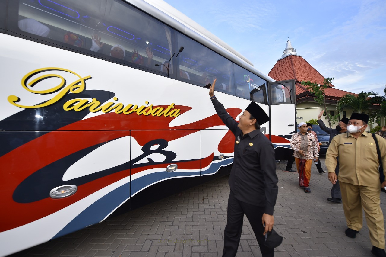 Bupati Irsyad Yusuf Berangkatkan 188 Jamaah Calon Haji Kloter 16 