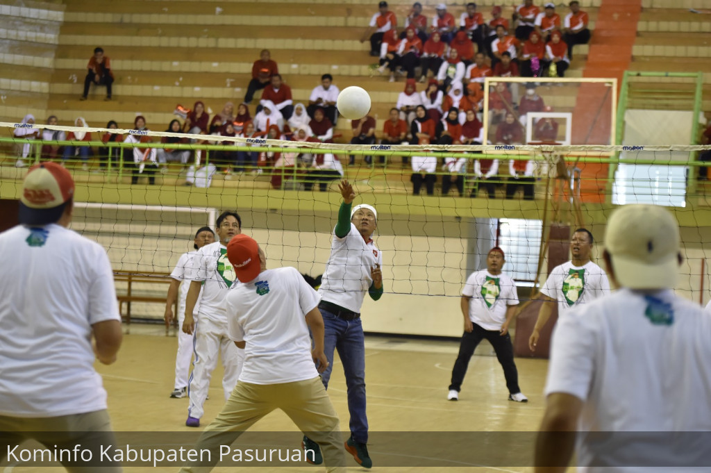 Seru-Seruan. Bupati Irsyad Yusuf Ajak Staf Main Bola Volly Plastik