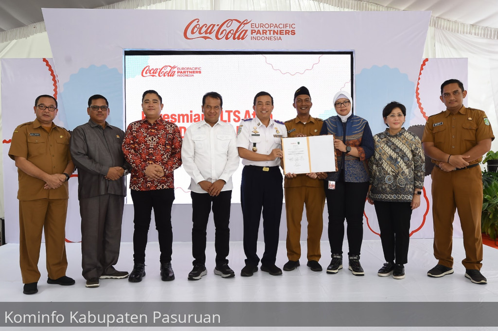 Pj Bupati Nurkholis Resmikan PLTS Atap CCEP Indonesia
