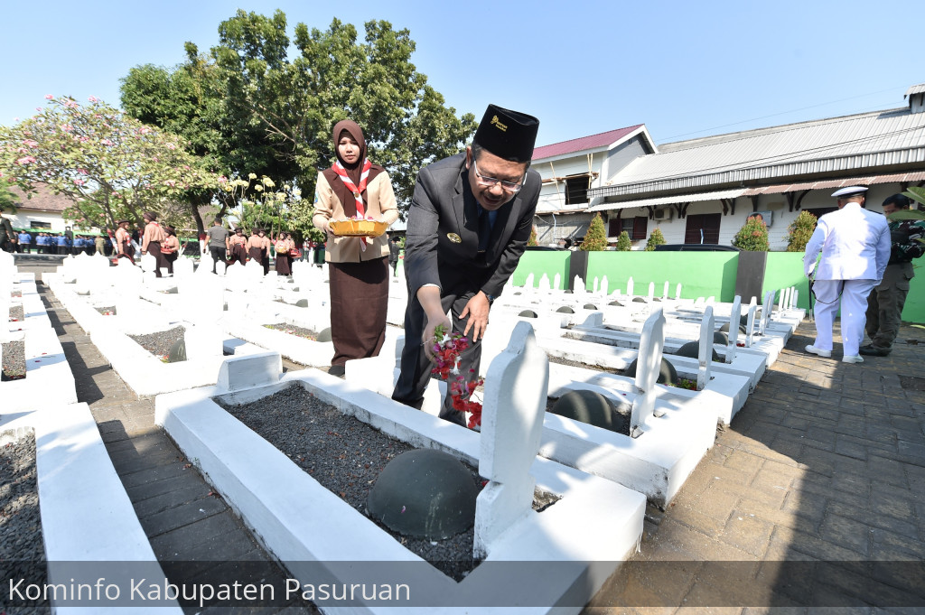 Kenang Jasa Pahlawan, Pj Bupati Andriyanto Ziarah dan Tabur Bunga di TMP Bangil