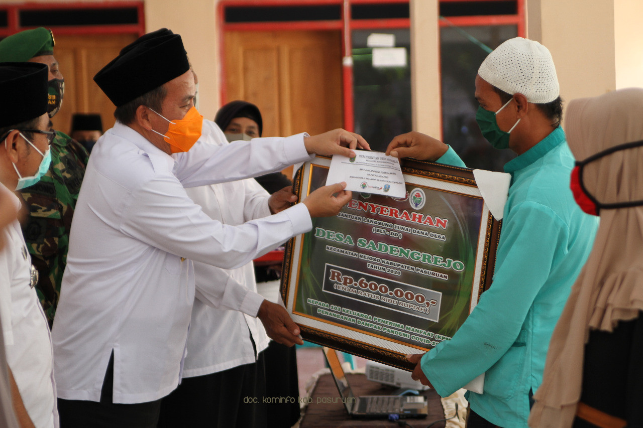 Wakil Bupati Pasuruan, Mujib Imron Serahkan BLT-DD Bagi Warga Terdampak Covid-19 