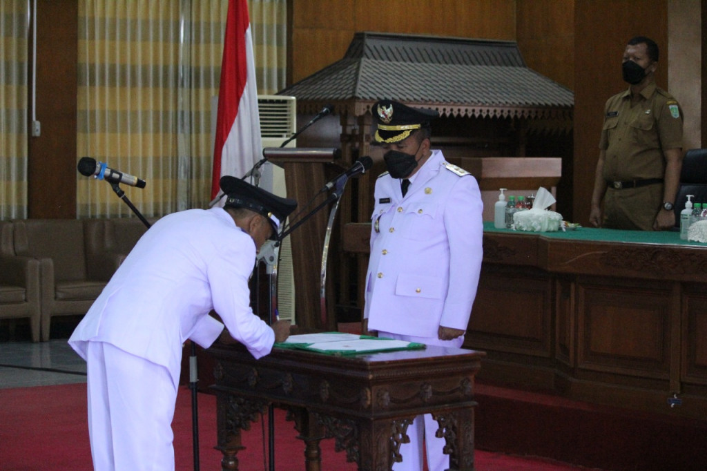 Wabup Mujib Imron Lantik Kades PAW Desa Tampung