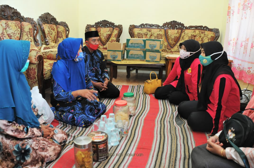 Sambangi Orang Tua Rara, Ketua PPT-PPA Kabupaten Pasuruan, Ny Lulis Irsyad Yusuf Berharap Pelaku Dapat Hukuman Setimpal