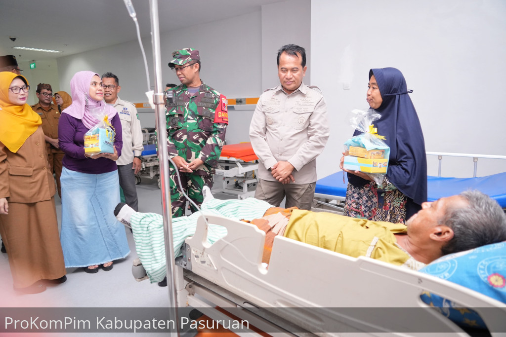 Monitoring Malam Pergantian Tahun Baru 2025, Pj. Bupati Nurkholis Visitasi dan Berikan Bingkisan Kepada Pasien RSUD Bangil
