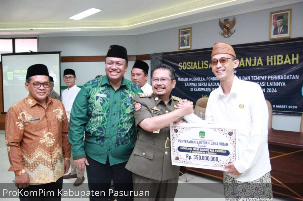 Serahkan Bantuan Hibah Perbaikan Tempat Ibadah dan Operasional Lembaga, Pj. Bupati Andriyanto Berpesan Dikelola Amanah dan Istiqomah