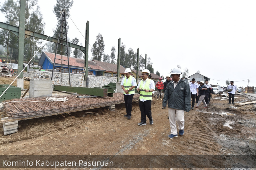 Pj Bupati Andriyanto Tinjau Pembangunan Rest Area dan Tengger Culture Center di Ngadiwono