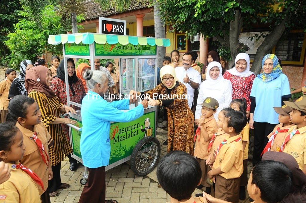TP PKK KABUPATEN PASURUAN BANTU PARA LANSIA YANG AKTIF BERJUALAN DI SEKOLAH