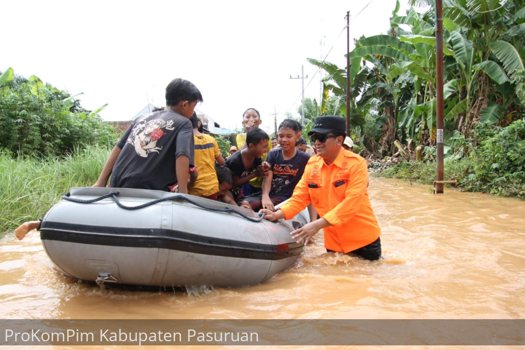 Tinjau Banjir Kedawungkulon Grati, Pj. Bupati Nurkholis Semangati Warga Terdampak dan Salurkan Bantuan