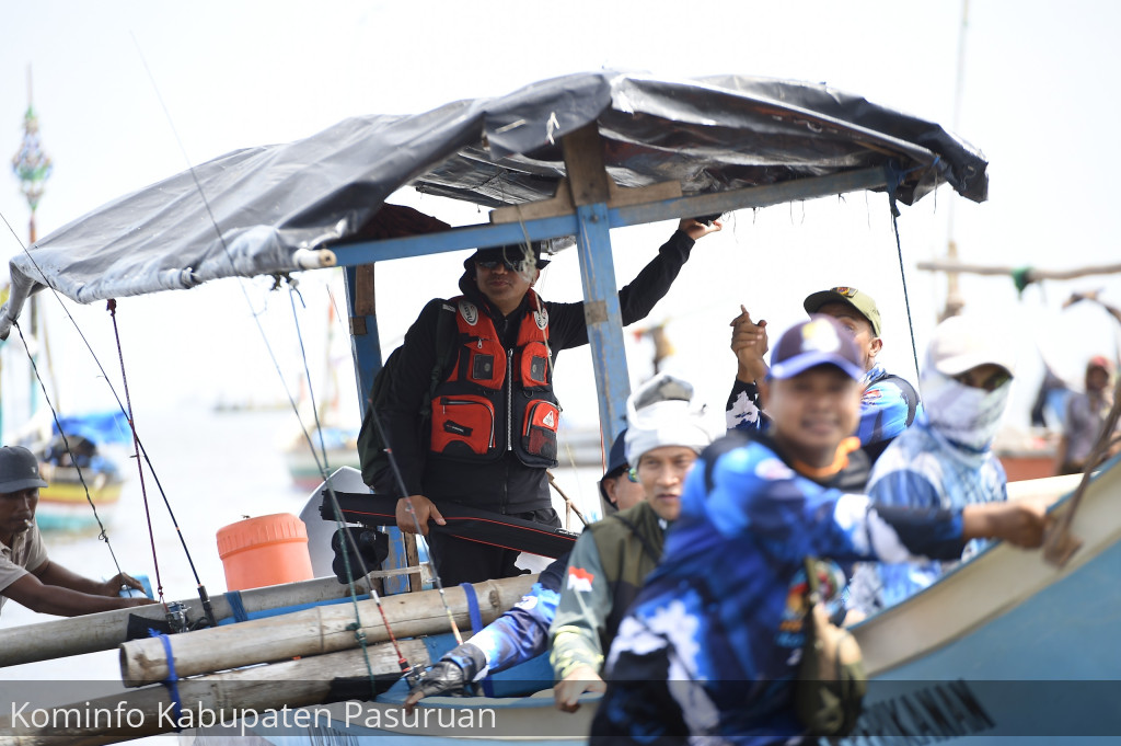 Asyiknya Mancing Bebas di Perairan Lekok Bareng Pj Bupati Nurkholis