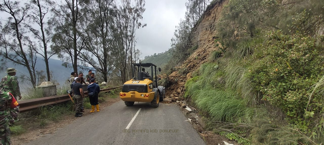 Pembersihan Materi Longsor Tosari Masih Terus Dilakukan