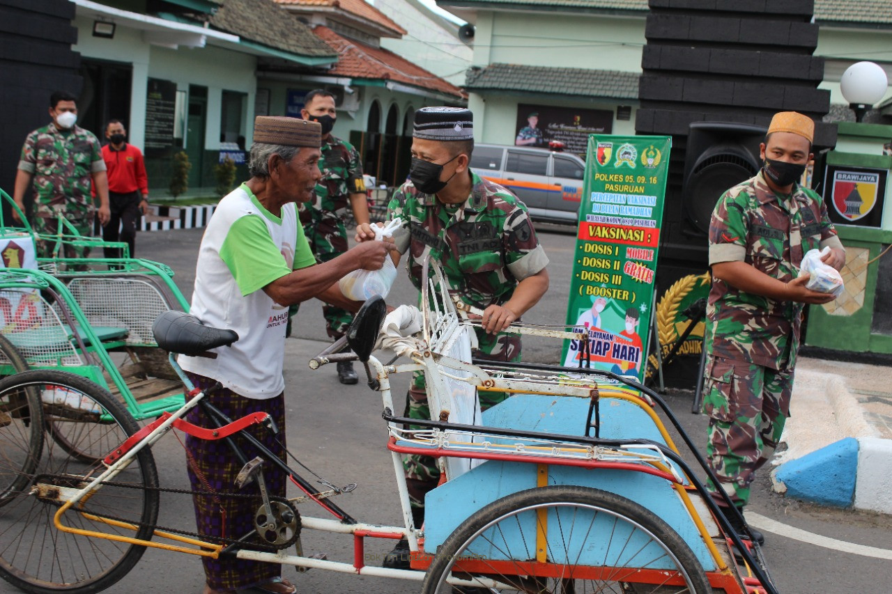 Kodim 0819 Pasuruan Bagi-Bagi Belasan Ribu Takjil Gratis Serentak 28 Kecamatan