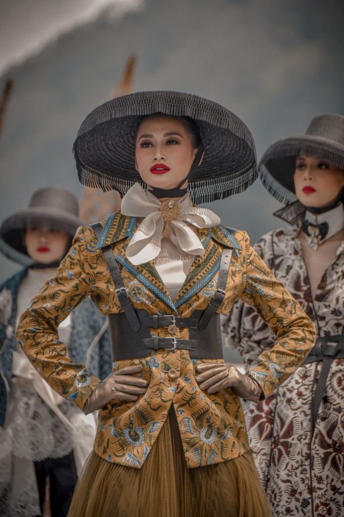 Puteri Indonesia Rr Ayu Maulida Putri Meriahkan East Java Fashion Harmony 2022