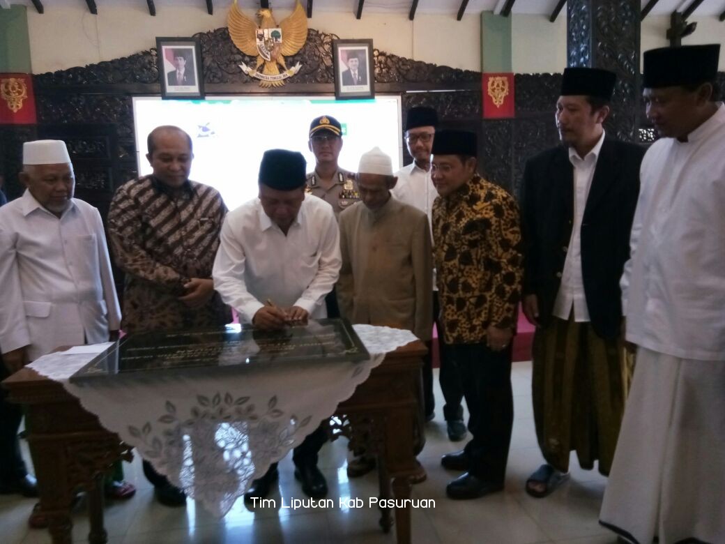 Menristek Dikti RI, Prof Mohamad Nasir Serahkan Ijin Pendirian ITS NU Pasuruan 