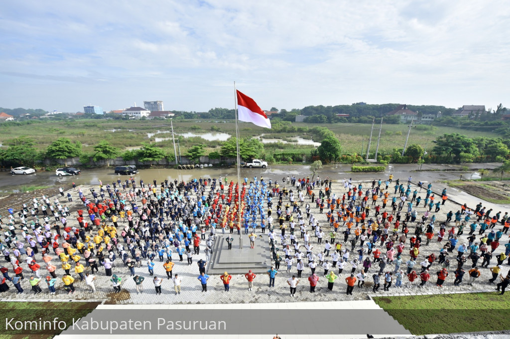 Perdana di Plataran Gedung Maslahat, Bupati Irsyad Yusuf Ajak Senam dan Kerja Bakti Ribuan Pegawai