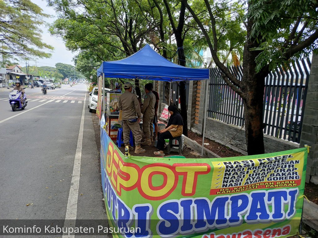 Buka Di Siang Hari. Satpol PP Kabupaten Pasuruan Beri Teguran Pemilik Warung