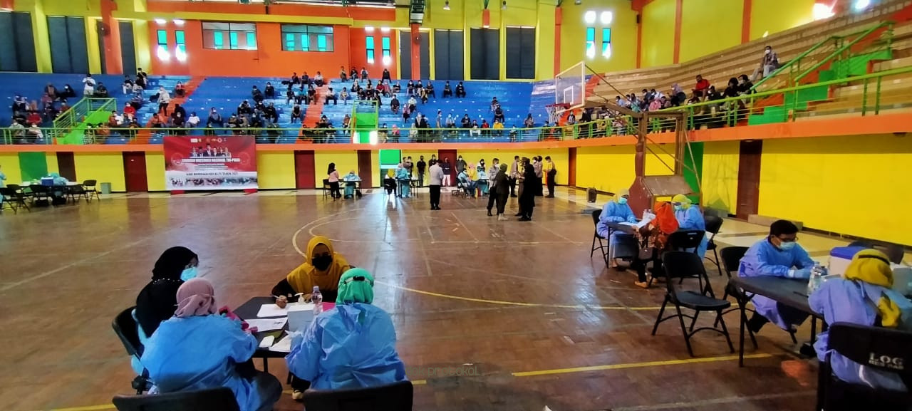 Antre Vaksinasi, Ribuan Masyarakat Umum Serbu GOR Raci dan Stadion Pasuruan 