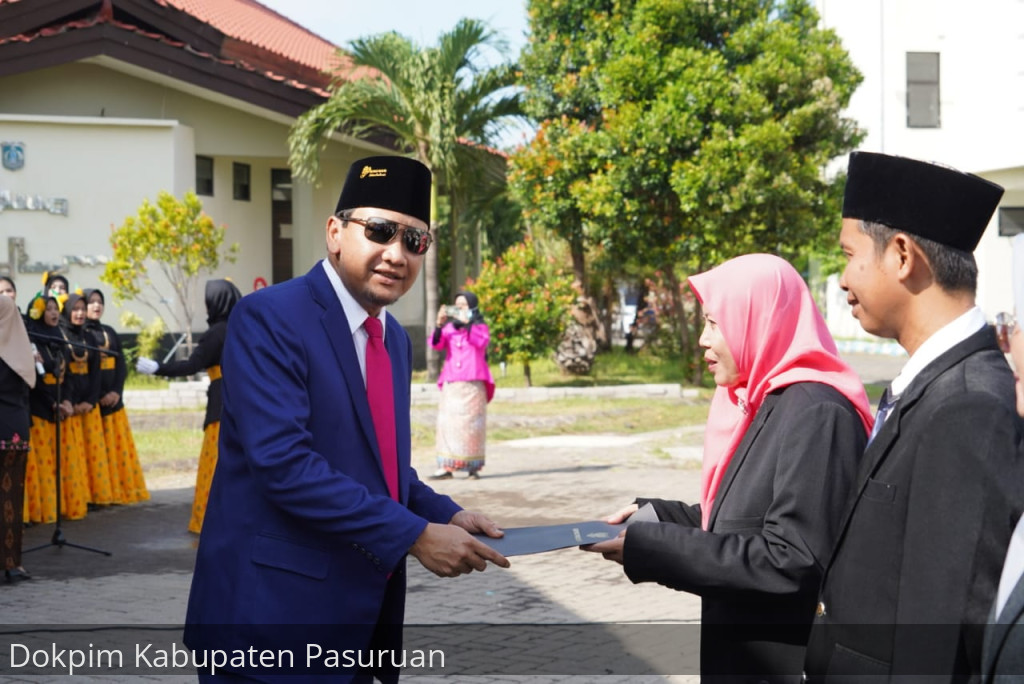 Hari Pendidikan Nasional, Bupati Irsyad Yusuf Beri Penghargaan Guru dan Seniman Berprestasi