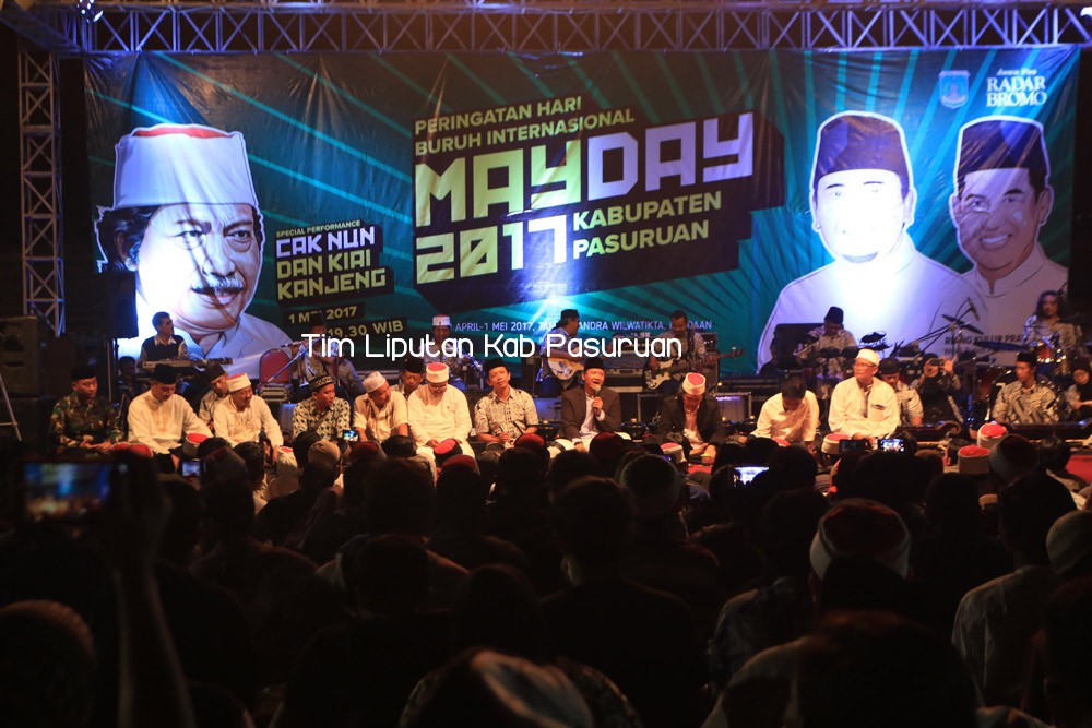 Cak Nun dan Kiai Kanjeng ajak Ribuan Buruh se-Kabupaten Pasuruan, Bersholawat