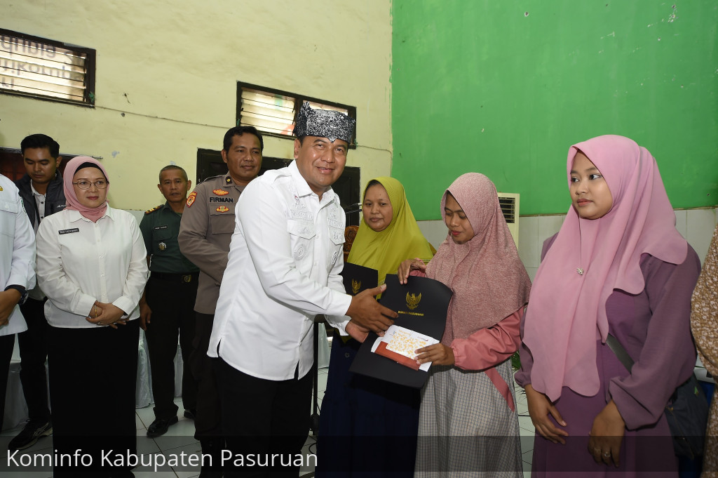 Pj Bupati Nurkholis Serahkan Bansos 244 Pedagang Terdampak Kebakaran Pasar Pasrepan