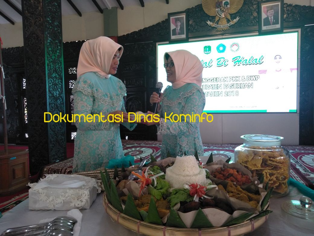 Haru, Ketua TP PKK Kabupaten Pasuruan, Ny Lulis Beri Tumpeng untuk Ny Gagah Sebagai Ucapan Terima Kasih Sudah Mendampingi Selama 5 Tahun