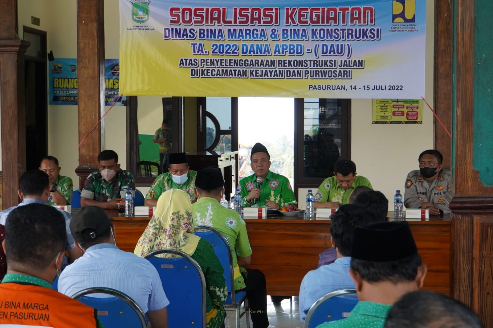 Buka Sosialisasi Rekontruksi dan Pemeliharaan Jalan, Plh Bupati Mujib Imron Minta Warga Ikut Rawat Infrastruktur Yang Dibangun 